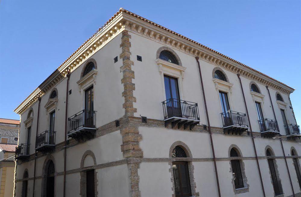 ホテル パラッゾ フォーチュネート SantʼAgata di Militello エクステリア 写真